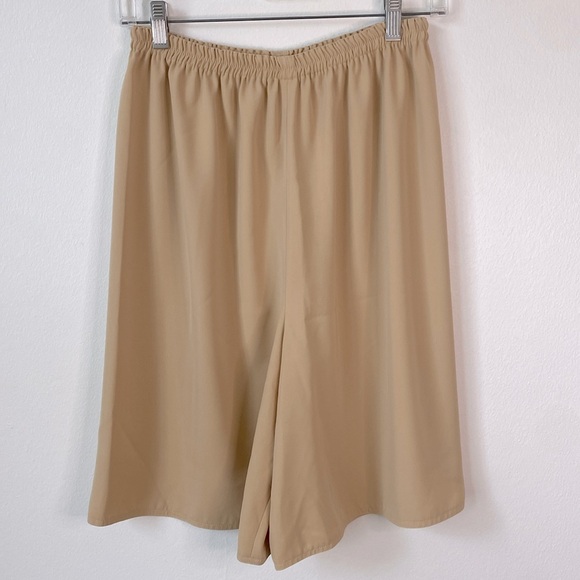 Mack and Mack Clothing from Greensboro, NC women’s long shorts khaki size M - Picture 1 of 5